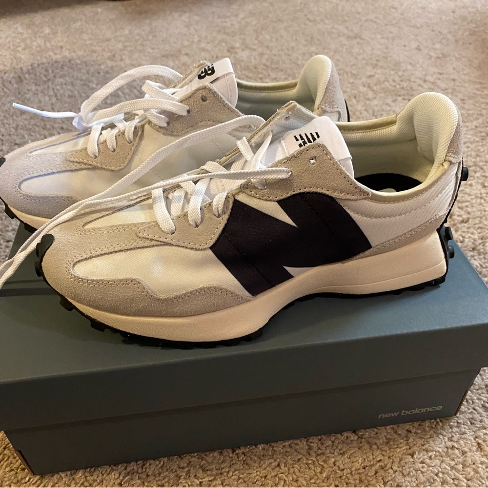 New Balance 327 Women 7.5 (White/Black)